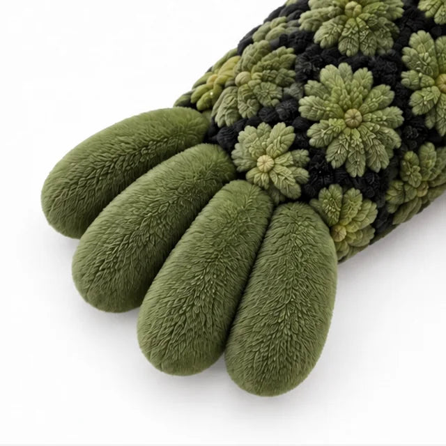 Flipper-style sleeve end with four soft green lobes